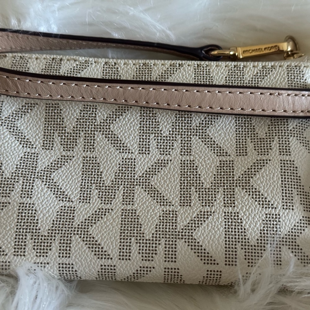 Michael Kors cream and tan coin Wristlet - Picture 6 of 6